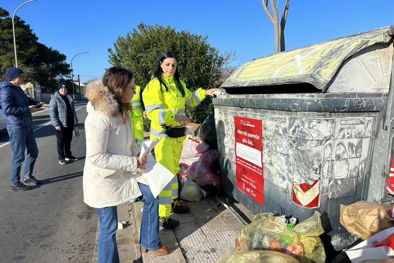 Adesivi informativi per il porta a porta