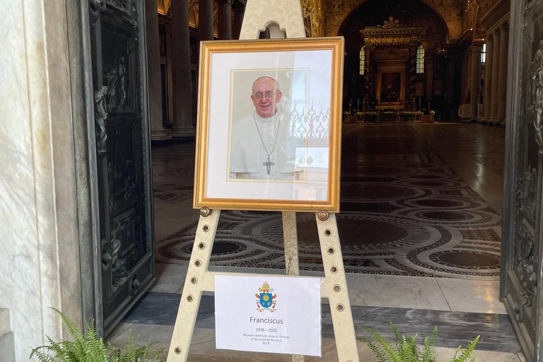 Conclusi i funerali di Papa Francesco. Decine di baresi in piazza San Pietro
