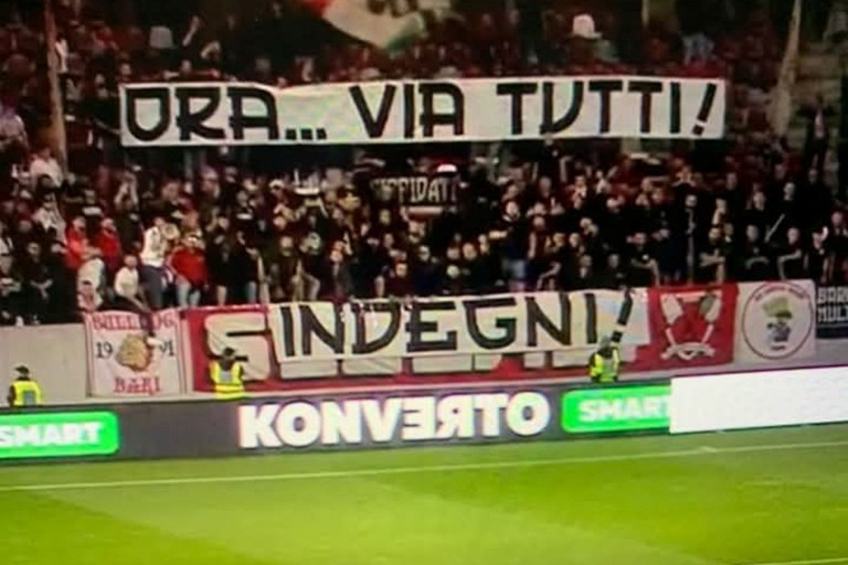 "Ora... via tutti!". Striscione perentorio degli ultras del Bari a Bolzano