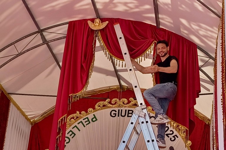 Saverio Amorisco durante l'allestimento