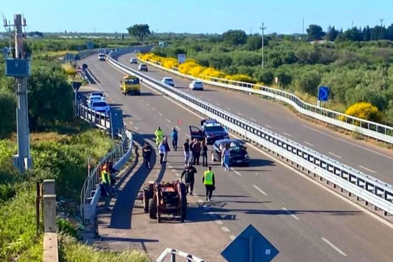 Auto tampona trattore: chiusa carreggiata sud SS 100 a Sammichele di Bari