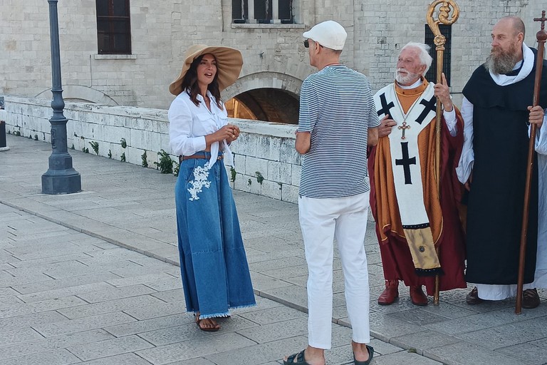 Alessia Mancini con i Figuranti di San Nicola