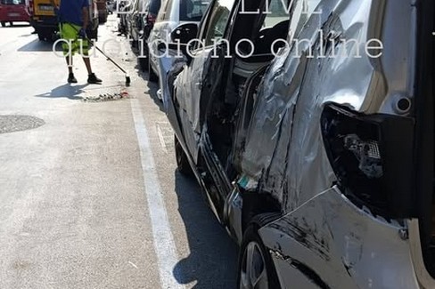 Una delle auto danneggiate. <span>Foto BIT LIVE</span>