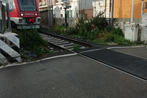 auto incastrate nel passaggio a livello. <span>Foto Dal gruppo Facebook Carbonara e menz aller</span>