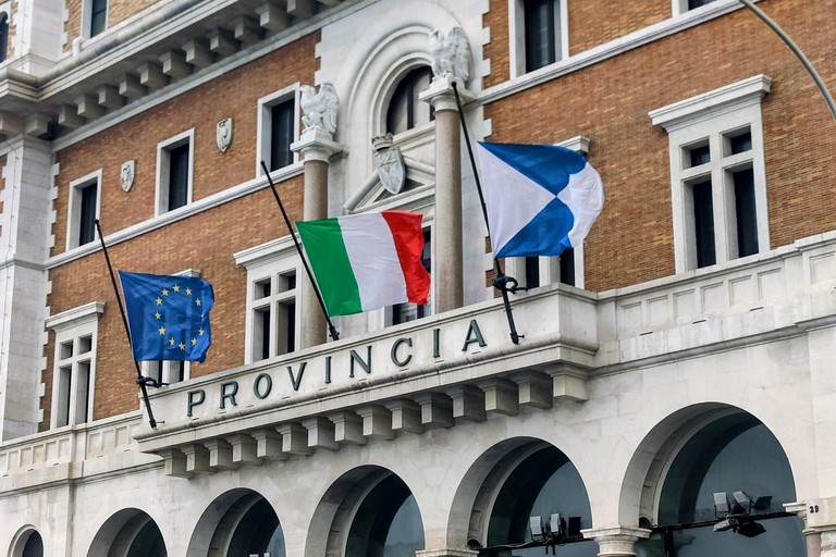 Bandiere a mezz'asta sul palazzo della ex provincia di Bari. <span>Foto Città Metropolitana di Bari </span>