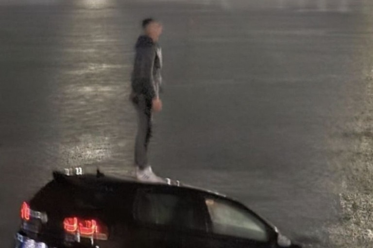 In acqua sul tettuccio dell'auto