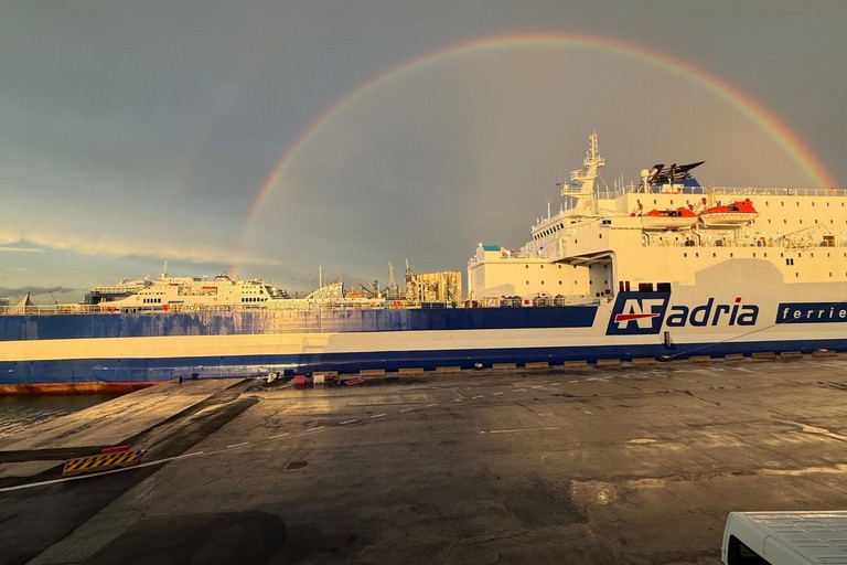 Arcobaleno sul porto di Bari. <span>Foto Autorità di Sistema Portuale Adriatico Meridionale</span>