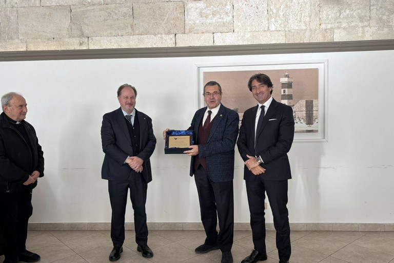 Saluti a Tito Vespasiani. <span>Foto Autorità di Sistema Portuale Adriatico Meridionale</span>