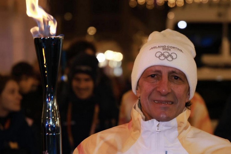 Igor Protti con la fiaccola olimpica