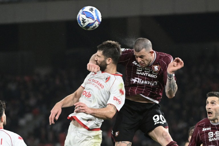 Lorenco Simic a duello con Alberto Cerri. <span>Foto SSC Bari </span>