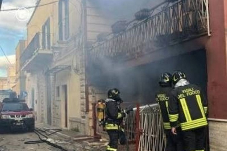 Incendio e crollo ad Adelfia