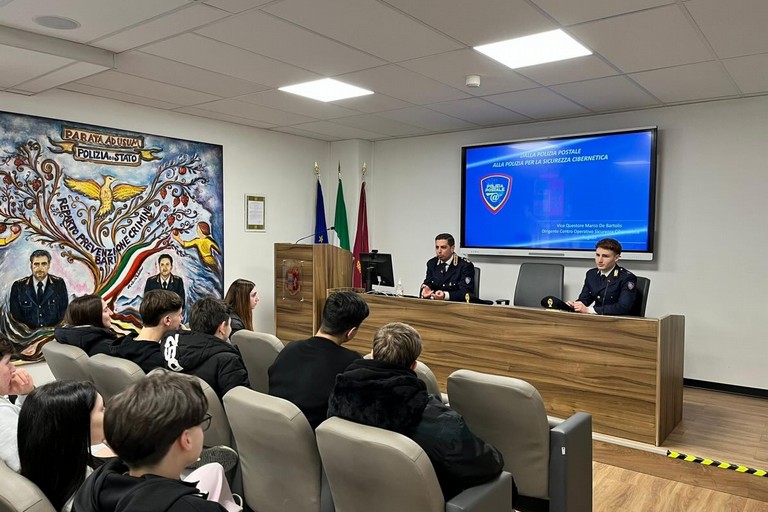 Polizia di Stato incontra gli studenti