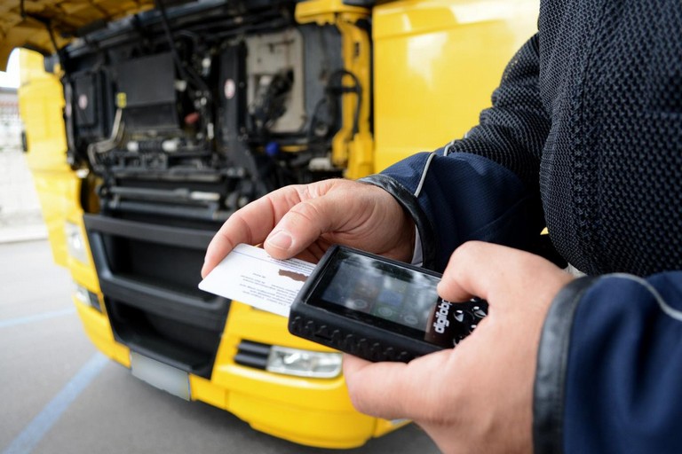 Controlli Polizia Locale mezzi pesanti. <span>Foto Polizia Locale di Bari </span>
