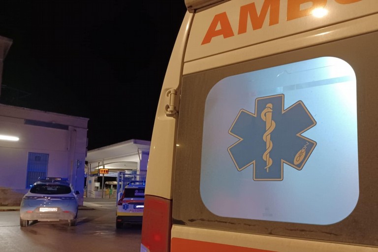 Stazione Santo Spirito - Polizia di Stato e ambulanza. <span>Foto Gianluca Battista</span>