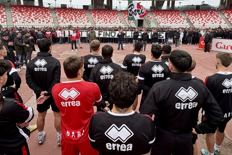 SSC Bari - rifinitura con ultras