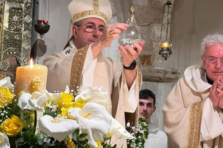 Mons. Satriano - ampolla manna San Nicola. <span>Foto Arcidiocesi Bari-Bitonto </span>