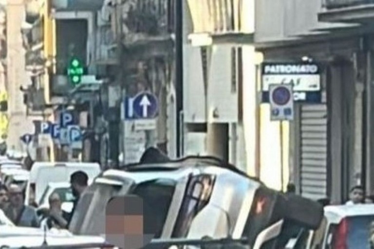 SUV ribaltato su via Re David. <span>Foto Bit Live</span>