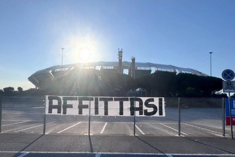 "Affittasi", al San Nicola lo striscione ironico della tifoseria organizzata