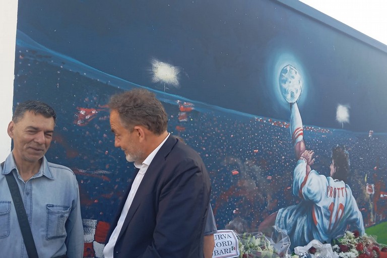 Tovalieri e Melchiorre nei pressi del murales per Protti. <span>Foto Ufficio stampa </span>