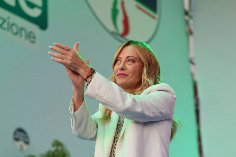 Meloni a Bari: «Longevità è stabilità. Onore per me servire questa generazione che ha fatto la storia»