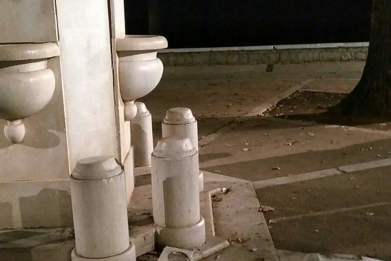 vandali nel giardino isabella d'aragona