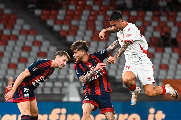Potenza-Bari - Della Morte a contrasto di testa. <span>Foto SSC Bari </span>