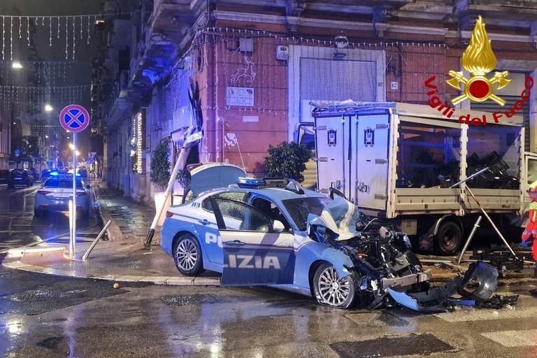 Incidente in centro a Bari: scontro violento tra un’auto della Polizia e un furgoncino