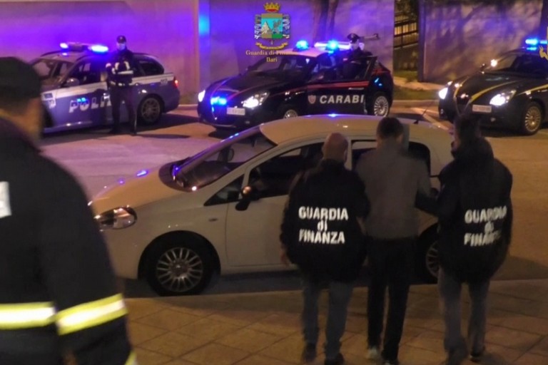 arresti polizia finanza carabinieri