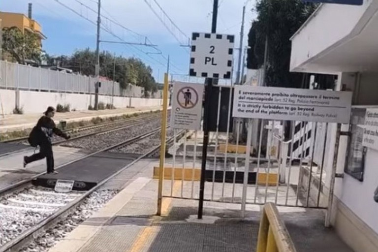 attraversa i binari poco prima del passaggio di un Frecciarossa