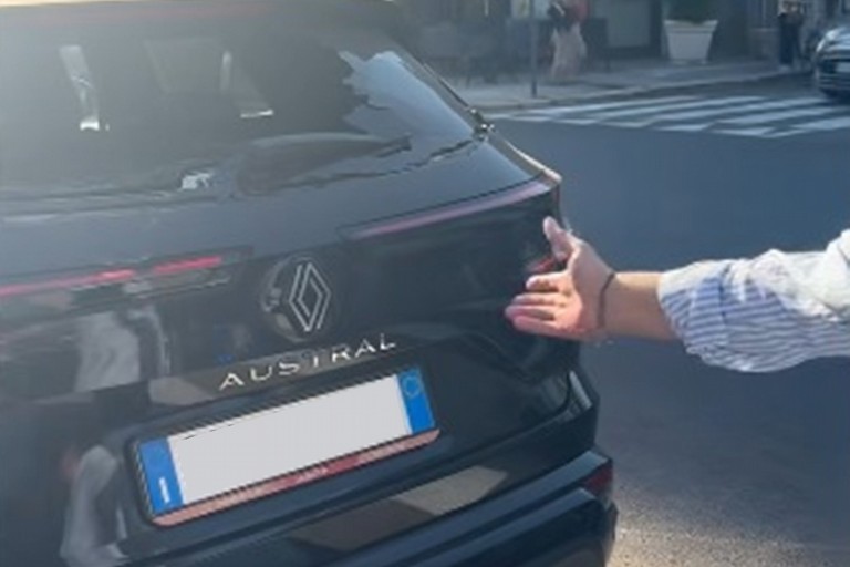 Danneggia le auto in sosta, fermato dalla Polizia Locale. Lo sfogo sui social