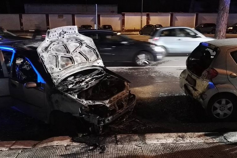 auto in fiamme in viale falcone e borsellino