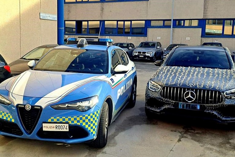 Fermata dalla Polizia un'auto trasformata in un 