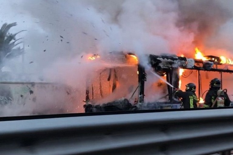 L'autobus in fiamme