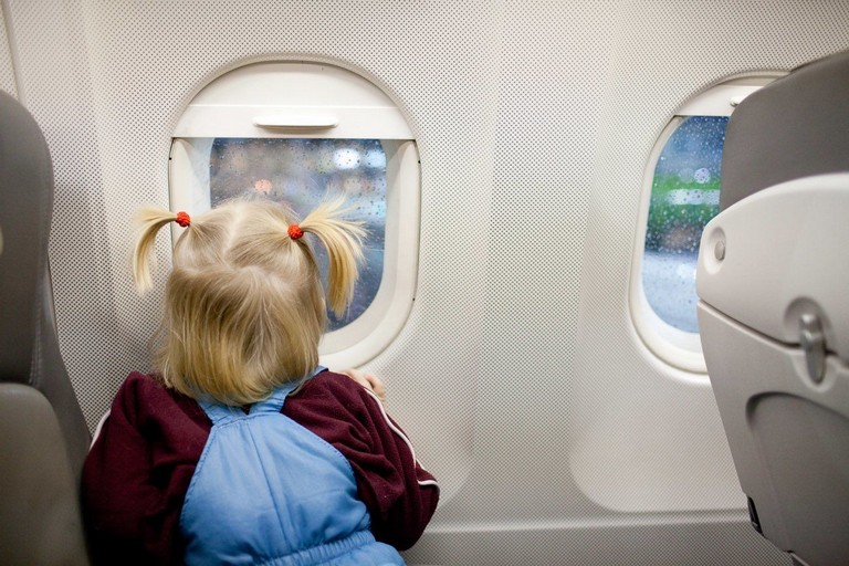 Un bambino in aereo