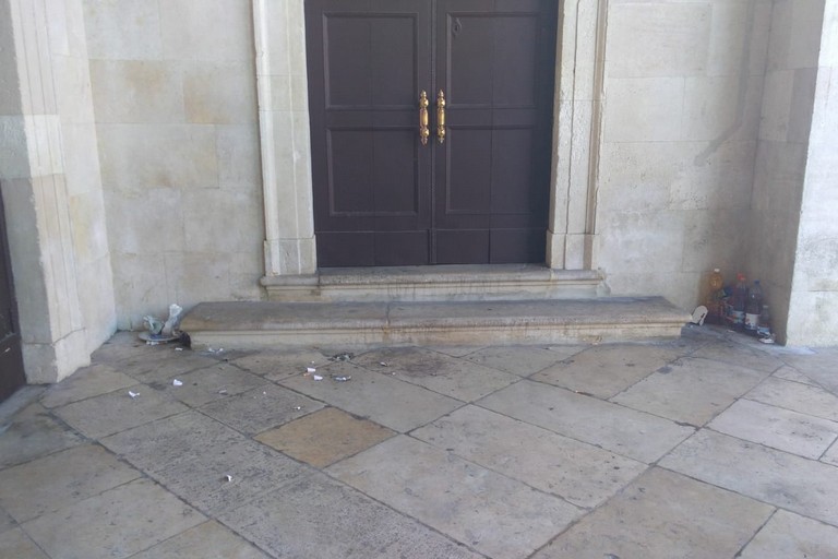 rifiuti davanti a palazzo di città
