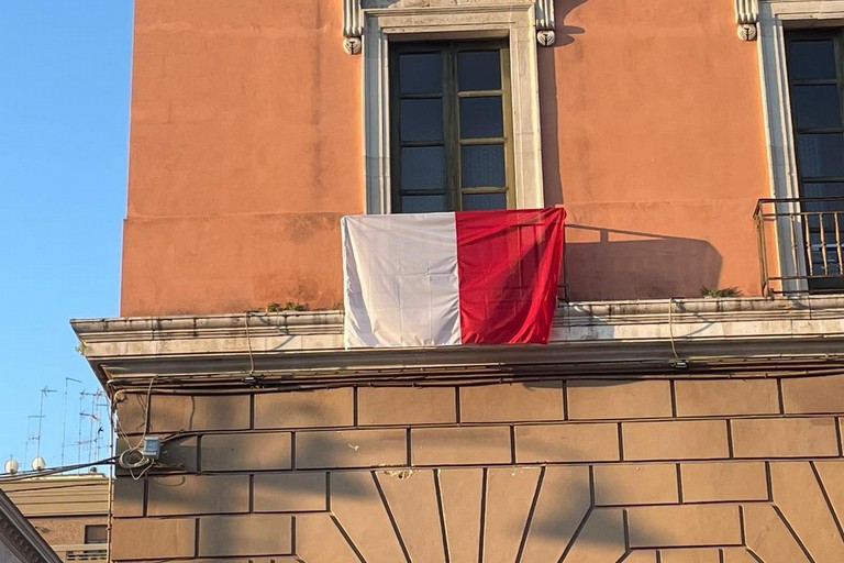 bandiera biancorossa a palazzo di citta