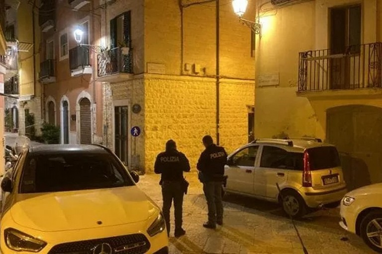 Spari a Bari vecchia, gambizzato un 20enne vicino al porto, è in ospedale