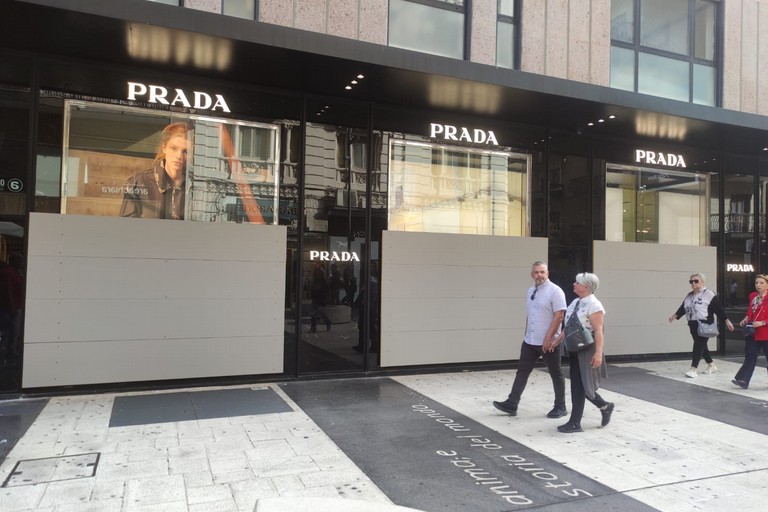 Paura di assalti e saccheggi, i negozi del centro di Bari si blindano