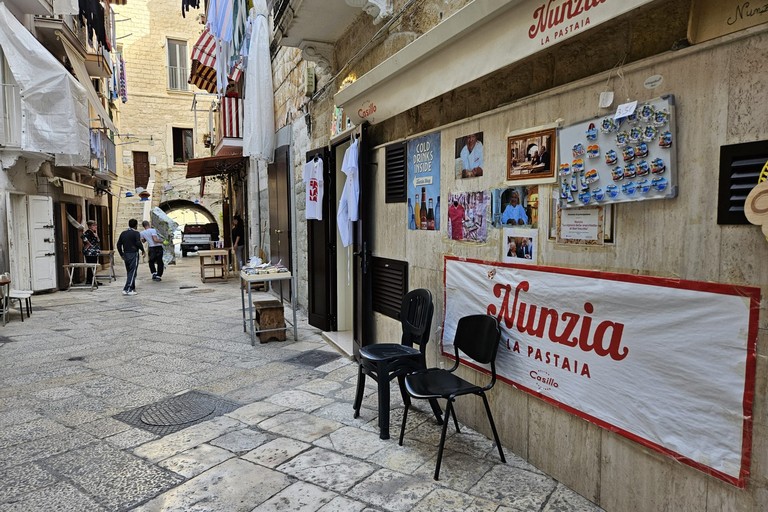 Bari Vecchia, serrata delle orecchiette. Protesta dopo le sanzioni