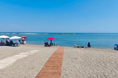 A San Girolamo posizionata la passerella per migliorare l'accessibilità della spiaggia libera
