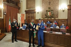 I piloti delle Frecce Tricolori a Palazzo di Città, per loro la “Stele Nicolaiana”