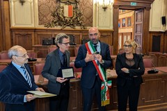 50 anni dell'Anonima Gr, Leccese consegna pergamena a Dante Marmone e Tiziana Schiavarelli