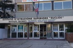 Furto all'Euclide-Caracciolo, ladri in fuga con pc nuovi. "Danno per i ragazzi"