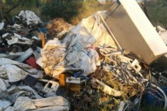 Una distesa di rifiuti speciali e materiali pericolosi, scoperta discarica abusiva a Mungivacca