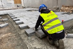 Riqualificazione via Manzoni: in corso la posa del basolato sul primo isolato