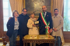 Consegnato un riconoscimento alla storica Corniceria Corallo a Bari per i 50 anni di attività