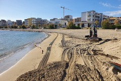 Bari, proseguono i lavori di manutenzione sulle spiagge