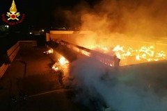 Incendio in azienda a Bari, vigili del fuoco in azione da ieri notte