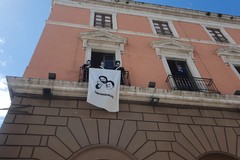Falcone e Borsellino sorridenti, è l'immagine che da oggi al 19 luglio resterà affissa a Bari