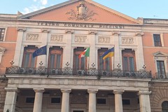 35° anniversario dell’Indipendenza dell’Ucraina: la bandiera ucraina sulla facciata di Palazzo di Città